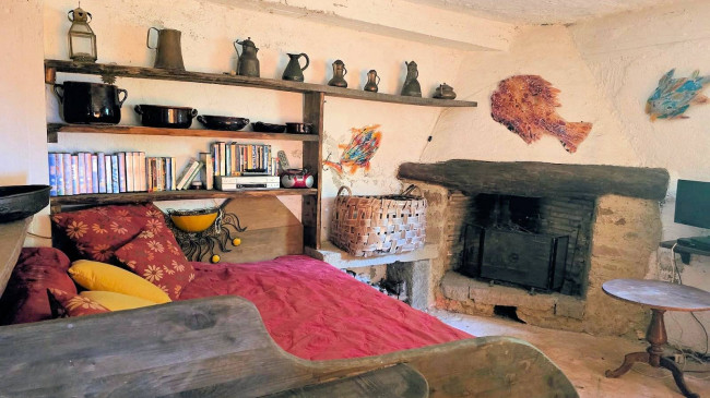 Rustico con ampio terreno e vista panoramica in vendita a Roccastrada