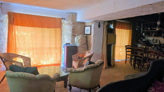 Rustico con ampio terreno e vista panoramica in vendita a Roccastrada