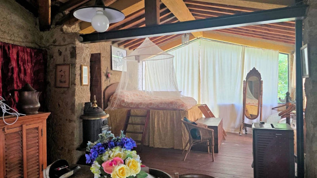 Rustico con ampio terreno e vista panoramica in vendita a Roccastrada