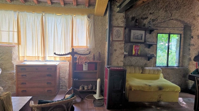 Rustico con ampio terreno e vista panoramica in vendita a Roccastrada