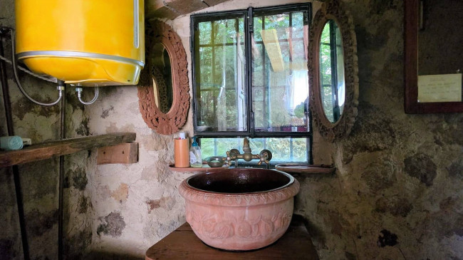 Rustico con ampio terreno e vista panoramica in vendita a Roccastrada
