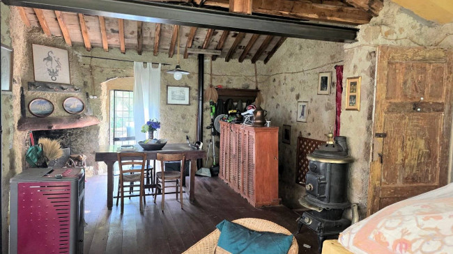 Rustico con ampio terreno e vista panoramica in vendita a Roccastrada