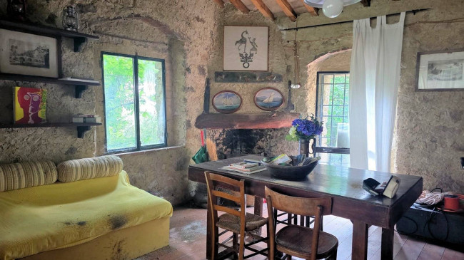 Rustico con ampio terreno e vista panoramica in vendita a Roccastrada