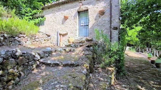 Rustico con ampio terreno e vista panoramica in vendita a Roccastrada