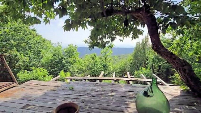 Rustico con ampio terreno e vista panoramica in vendita a Roccastrada
