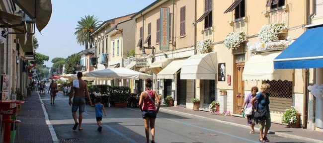 Si vende l'attivita' di ristorante/pizzeria/bar con piccola attivita' di affittacamere in vendita a Massa