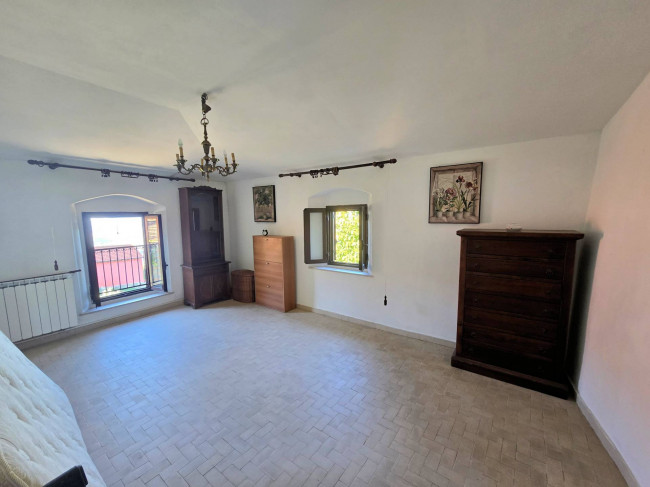 Rustico con ampio terreno e vista panoramica in vendita a Larciano