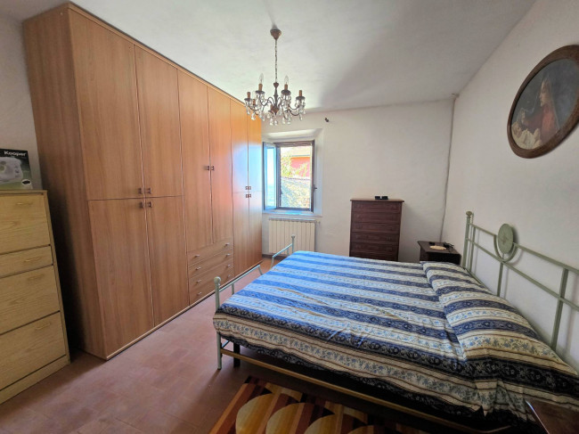 Rustico con ampio terreno e vista panoramica in vendita a Larciano