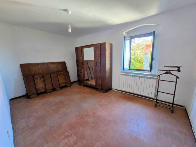 Rustico con ampio terreno e vista panoramica in vendita a Larciano