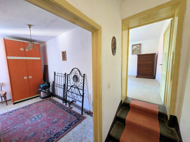 Rustico con ampio terreno e vista panoramica in vendita a Larciano