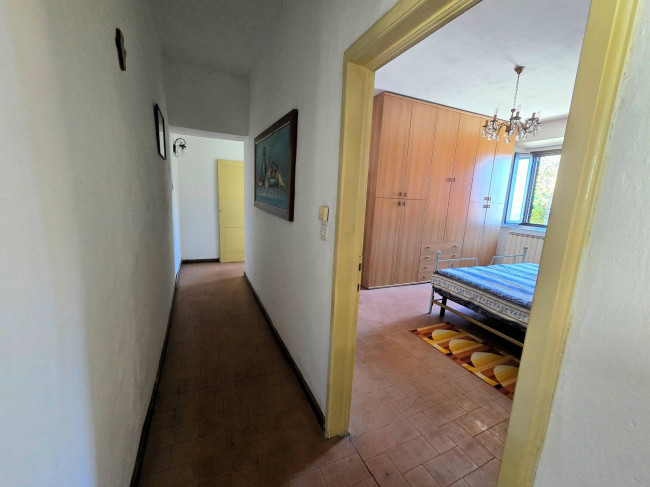 Rustico con ampio terreno e vista panoramica in vendita a Larciano