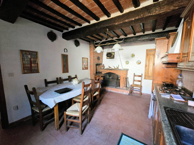 Rustico con ampio terreno e vista panoramica in vendita a Larciano