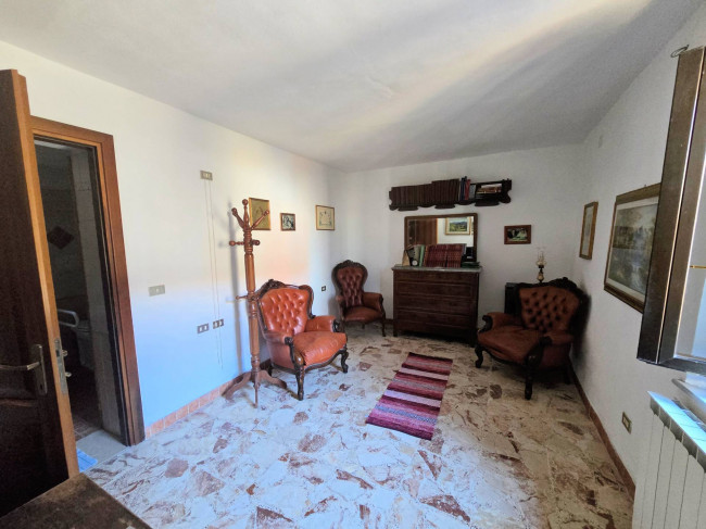 Rustico con ampio terreno e vista panoramica in vendita a Larciano