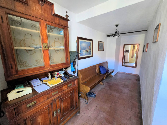 Rustico con ampio terreno e vista panoramica in vendita a Larciano