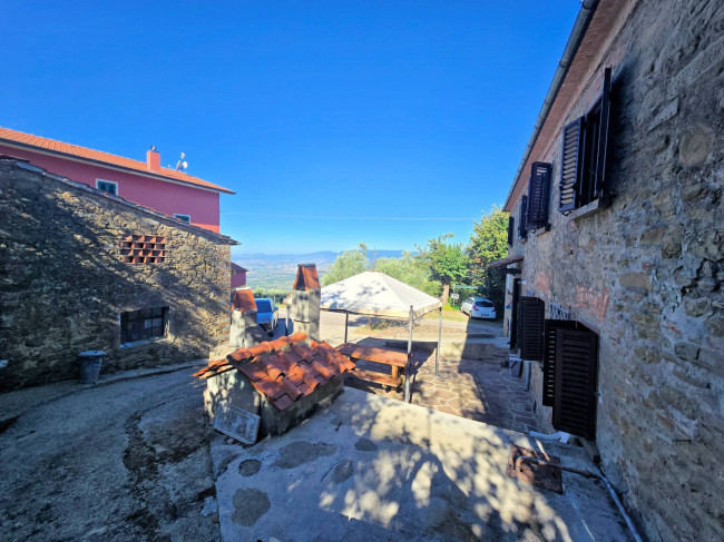 Rustico con ampio terreno e vista panoramica in vendita a Larciano