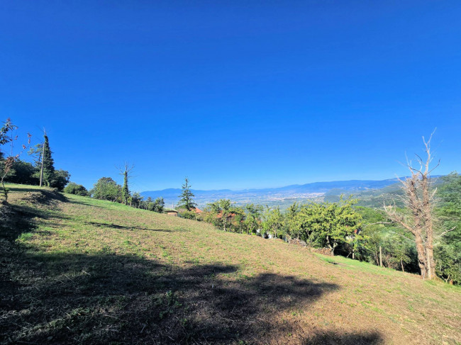 Rustico con ampio terreno e vista panoramica in vendita a Larciano