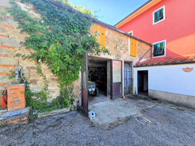 Rustico con ampio terreno e vista panoramica in vendita a Larciano