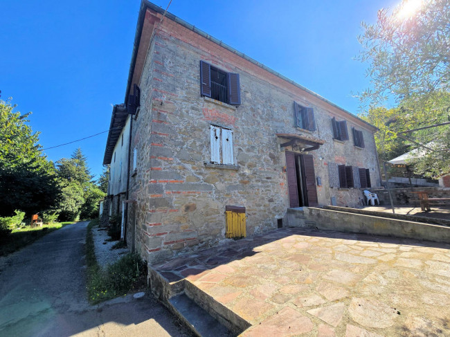 Rustico con ampio terreno e vista panoramica in vendita a Larciano