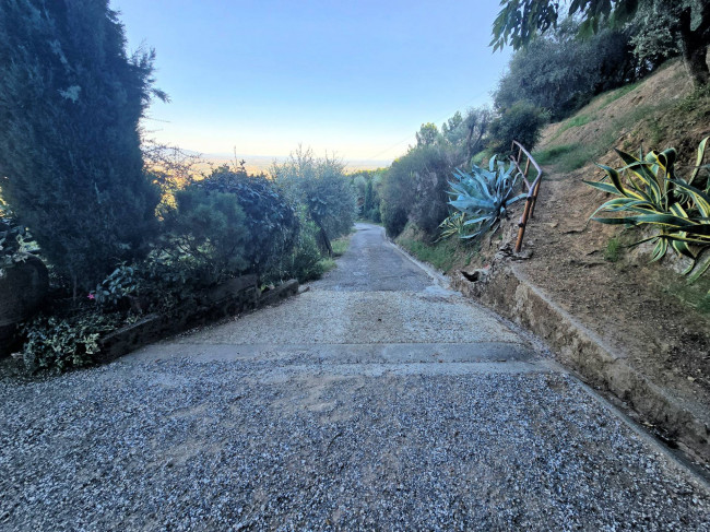 Rustico in stile Toscano con terreno e vista panoramica in vendita a Buggiano