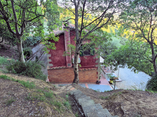 Rustico in stile Toscano con terreno e vista panoramica in vendita a Buggiano