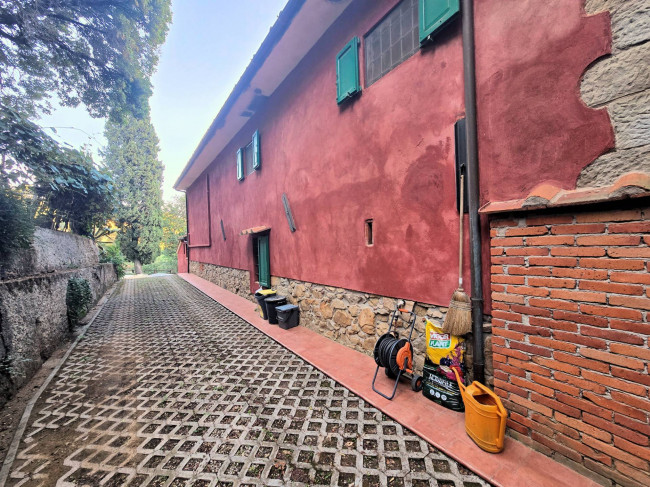 Rustico in stile Toscano con terreno e vista panoramica in vendita a Buggiano