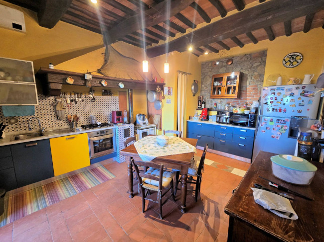 Rustico in stile Toscano con terreno e vista panoramica in vendita a Buggiano