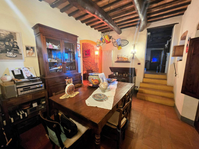 Rustico in stile Toscano con terreno e vista panoramica in vendita a Buggiano