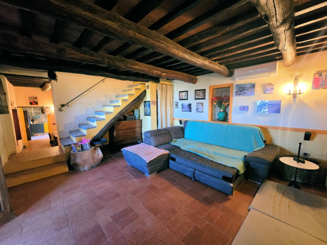 Rustico in stile Toscano con terreno e vista panoramica in vendita a Buggiano