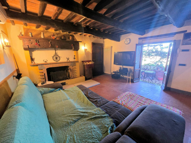 Rustico in stile Toscano con terreno e vista panoramica in vendita a Buggiano