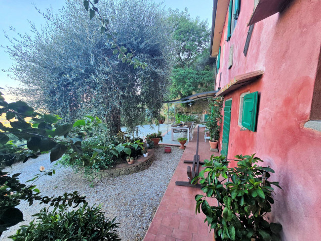 Rustico in stile Toscano con terreno e vista panoramica in vendita a Buggiano