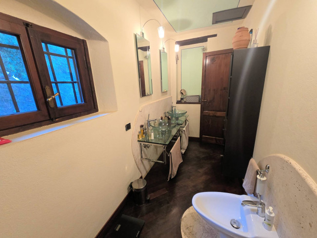 Rustico in stile Toscano con terreno e vista panoramica in vendita a Buggiano