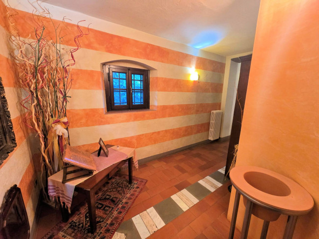 Rustico in stile Toscano con terreno e vista panoramica in vendita a Buggiano