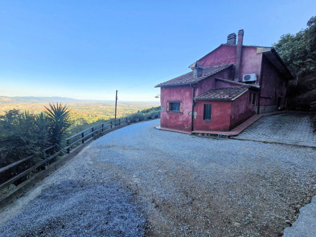 Rustico in stile Toscano con terreno e vista panoramica in vendita a Buggiano