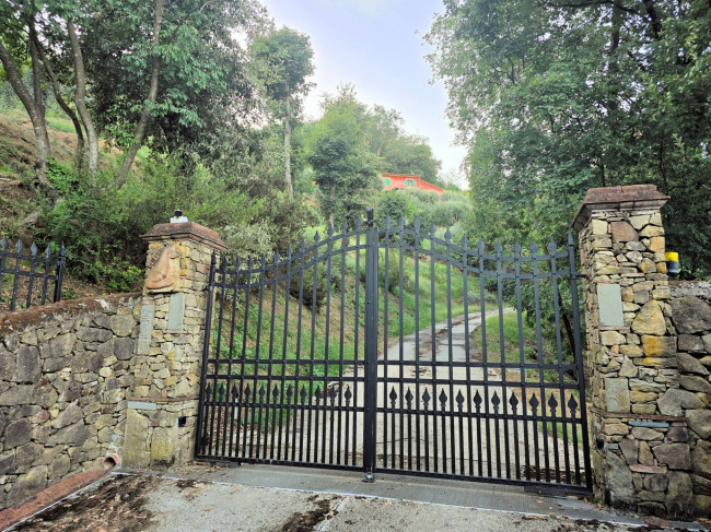 Rustico in stile Toscano con terreno e vista panoramica in vendita a Buggiano