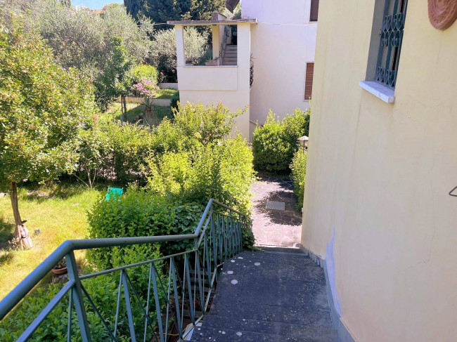Appartamento su due livelli da ristrutturare con terrazza panoramica garage e piccolo giardino in vendita a Firenze