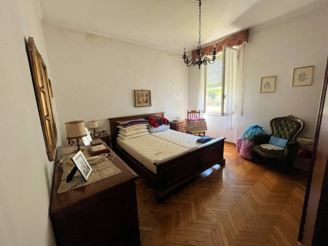 Appartamento su due livelli da ristrutturare con terrazza panoramica garage e piccolo giardino in vendita a Firenze