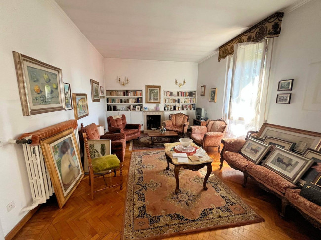 Appartamento su due livelli da ristrutturare con terrazza panoramica garage e piccolo giardino in vendita a Firenze