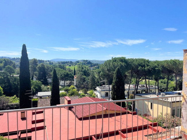Appartamento su due livelli da ristrutturare con terrazza panoramica garage e piccolo giardino in vendita a Firenze
