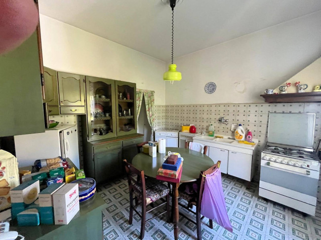 Appartamento su due livelli da ristrutturare con terrazza panoramica garage e piccolo giardino in vendita a Firenze