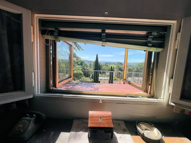 Appartamento su due livelli da ristrutturare con terrazza panoramica garage e piccolo giardino in vendita a Firenze