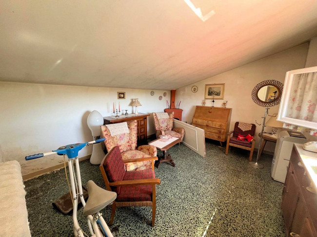 Appartamento su due livelli da ristrutturare con terrazza panoramica garage e piccolo giardino in vendita a Firenze
