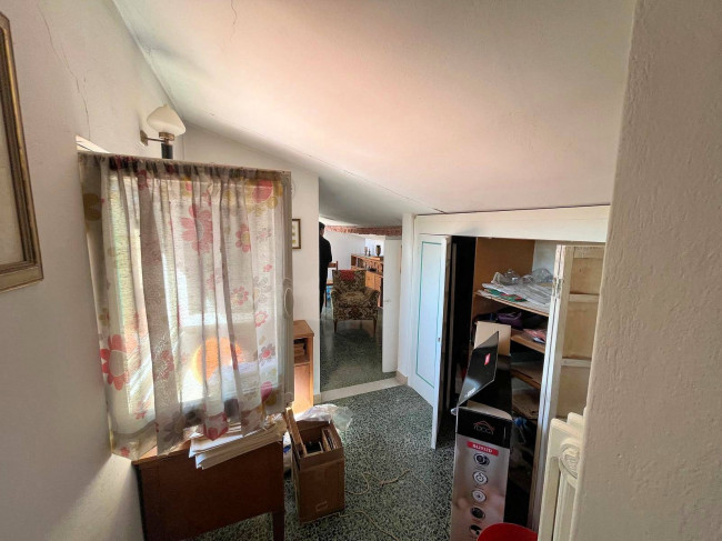 Appartamento su due livelli da ristrutturare con terrazza panoramica garage e piccolo giardino in vendita a Firenze
