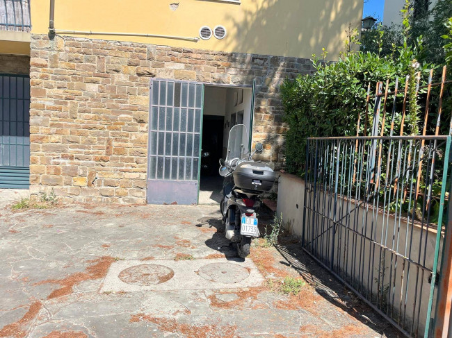 Appartamento su due livelli da ristrutturare con terrazza panoramica garage e piccolo giardino in vendita a Firenze