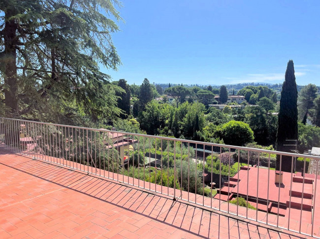 Appartamento su due livelli da ristrutturare con terrazza panoramica garage e piccolo giardino in vendita a Firenze