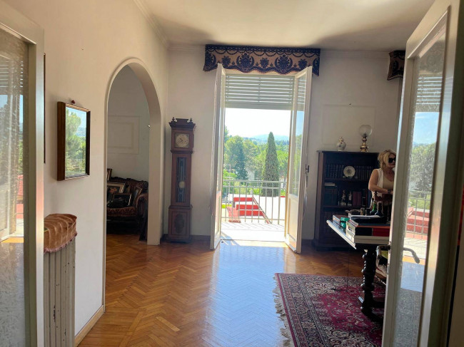 Appartamento su due livelli da ristrutturare con terrazza panoramica garage e piccolo giardino in vendita a Firenze