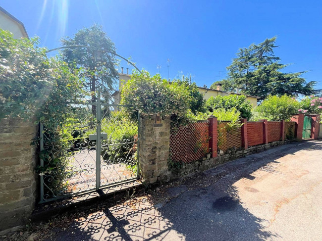 Appartamento su due livelli da ristrutturare con terrazza panoramica garage e piccolo giardino in vendita a Firenze