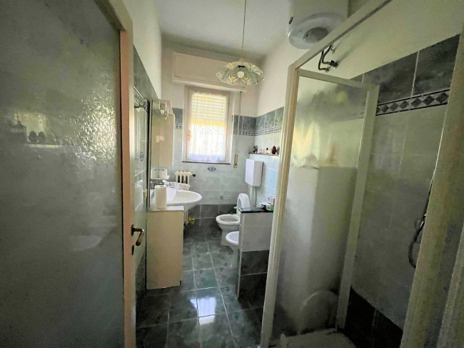 Appartamento su due livelli da ristrutturare con terrazza panoramica garage e piccolo giardino in vendita a Firenze