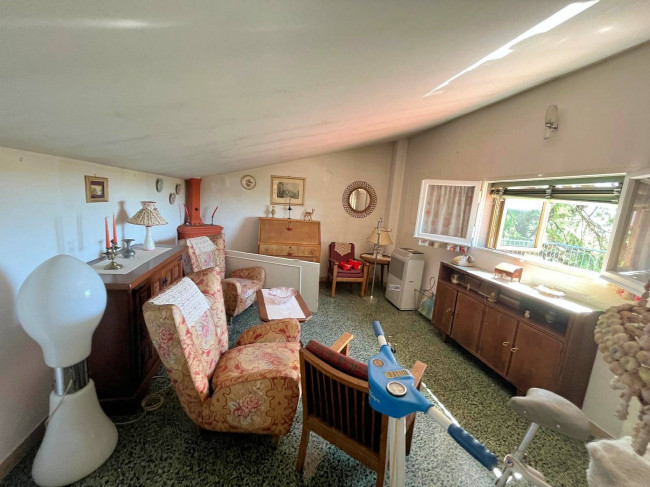 Appartamento su due livelli da ristrutturare con terrazza panoramica garage e piccolo giardino in vendita a Firenze