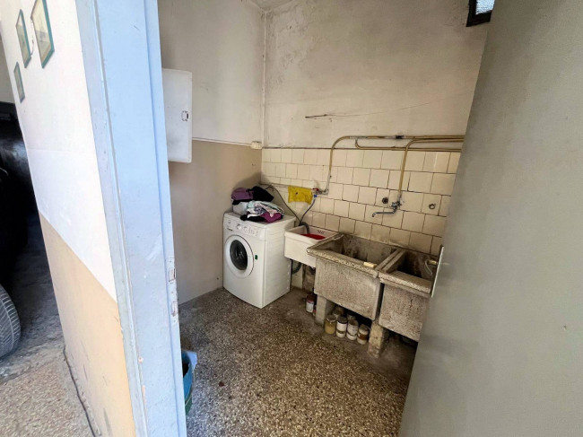 Appartamento su due livelli da ristrutturare con terrazza panoramica garage e piccolo giardino in vendita a Firenze