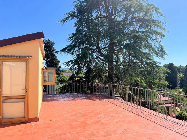 Appartamento su due livelli da ristrutturare con terrazza panoramica garage e piccolo giardino in vendita a Firenze